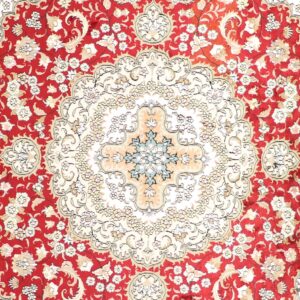 9’4”x9’4” Decorative Red Silk Hand-Knotted Rug